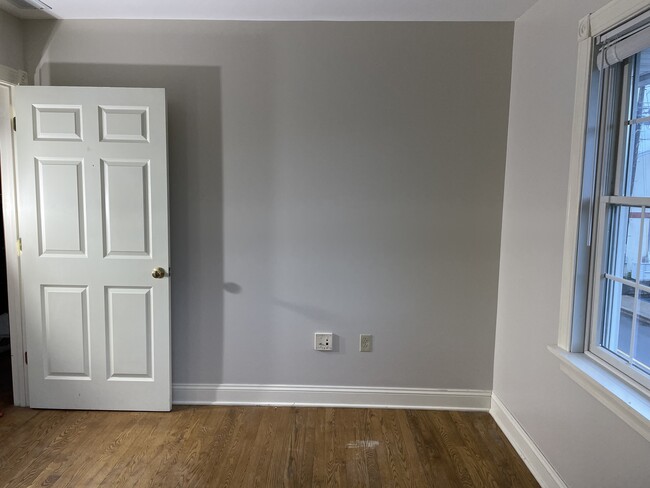 Building Photo - 611 Suite B
