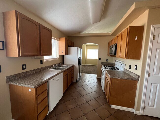 Foto del edificio - **Move-In Discount!** 3 Bedroom 2 bath with Garage