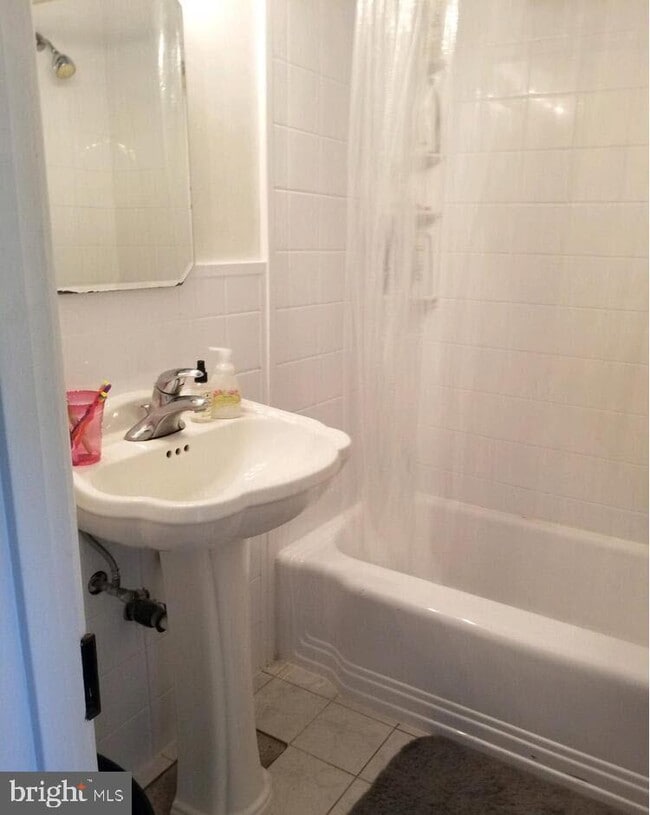 Building Photo - 33 Maple St