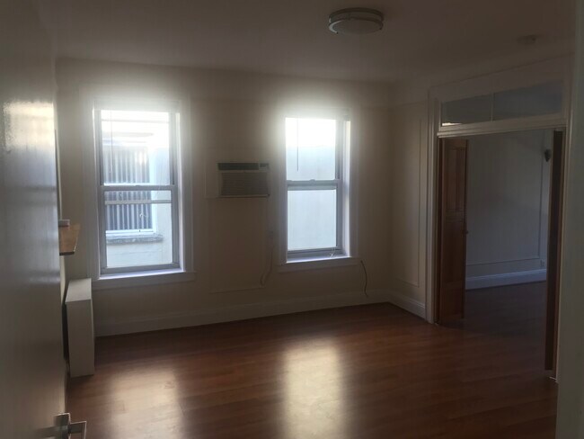 Building Photo - 2367 Crescent St