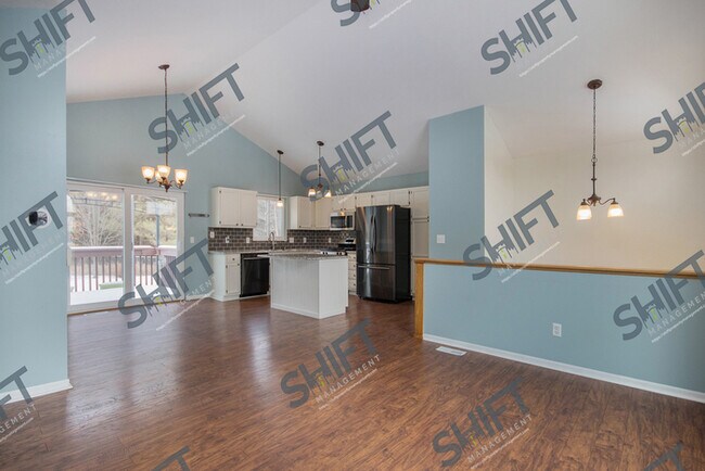 Foto del edificio - 9755 10 Mile Rd - Gorgeous House