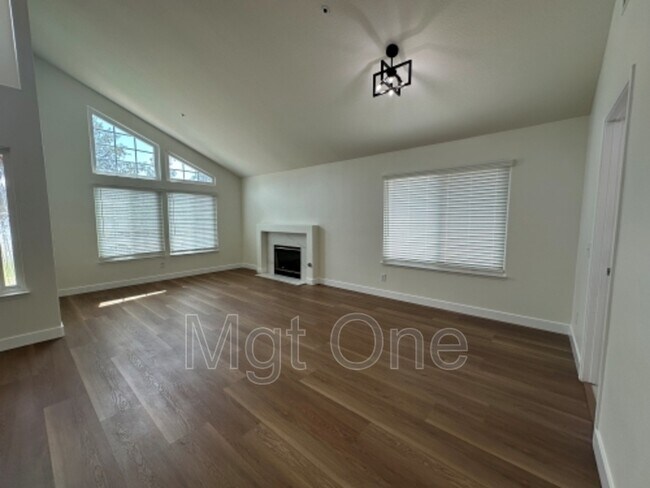 Foto del edificio - 13524 Auburn Ct