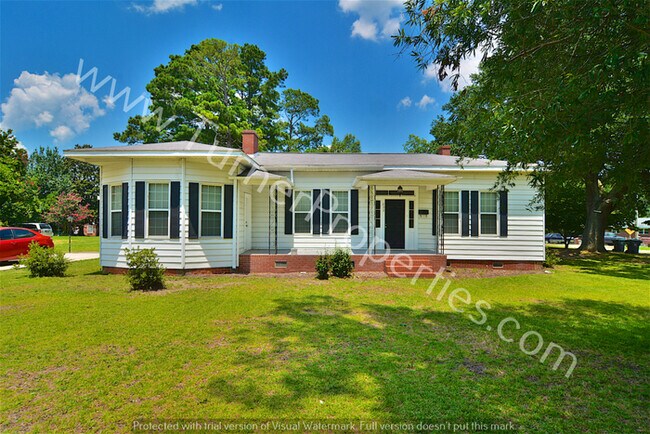 Building Photo - 233 Summerland Ave