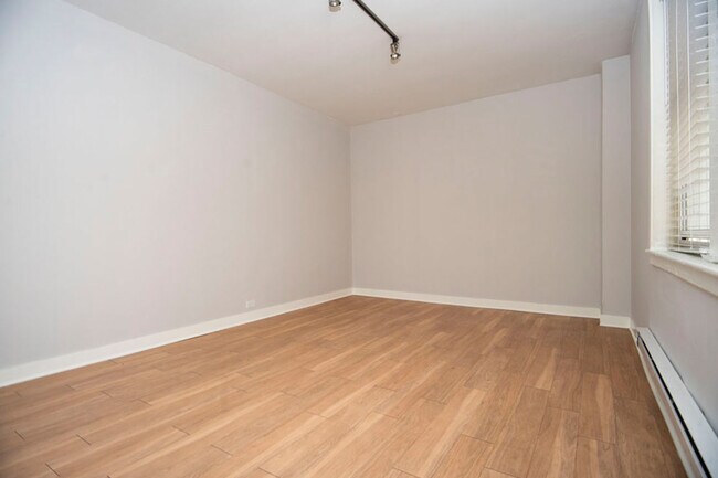 Foto del edificio - 517 W Belmont Ave