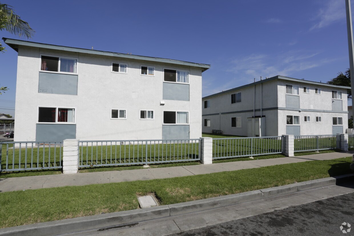 Foto del edificio - 7801-7811 Mandrell Dr