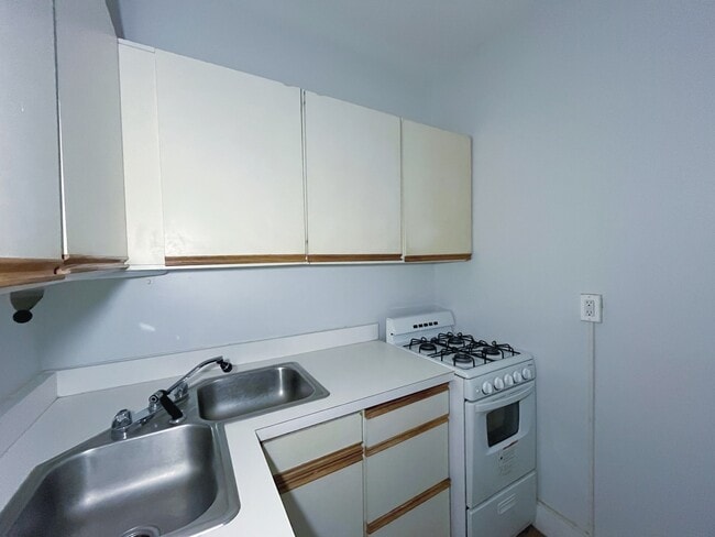 Building Photo - 3727 N Pine Grove Ave