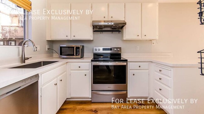 Foto del edificio - Gorgeous 2BR/1.5 BA townhouse with A/C and...