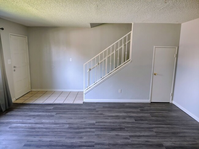 Foto del edificio - Spacious 3 bedroom 2 bathroom townhouse in Central Bakersfield!