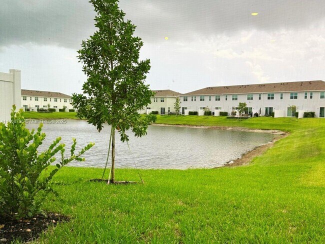 Foto del edificio - 542 Rivergrass St