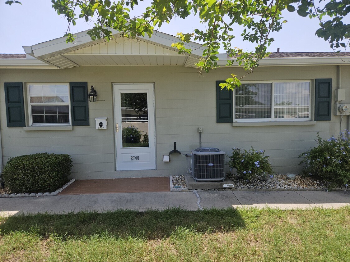Foto principal - 2740 Golf Course Dr