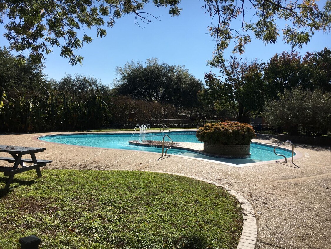 568 E Avenue J Unit B, Grand Prairie, TX 75050 Condo for Rent in