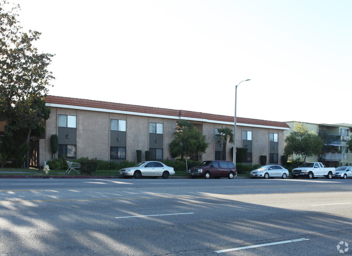 Foto del edificio - 8014 Woodman Ave