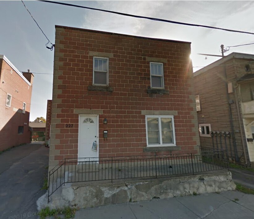 Primary Photo - 227-227 William St