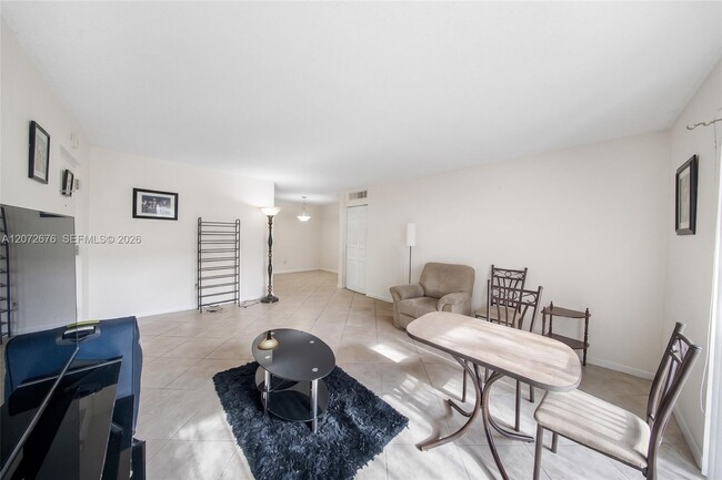 Foto del edificio - 10826 N Kendall Dr