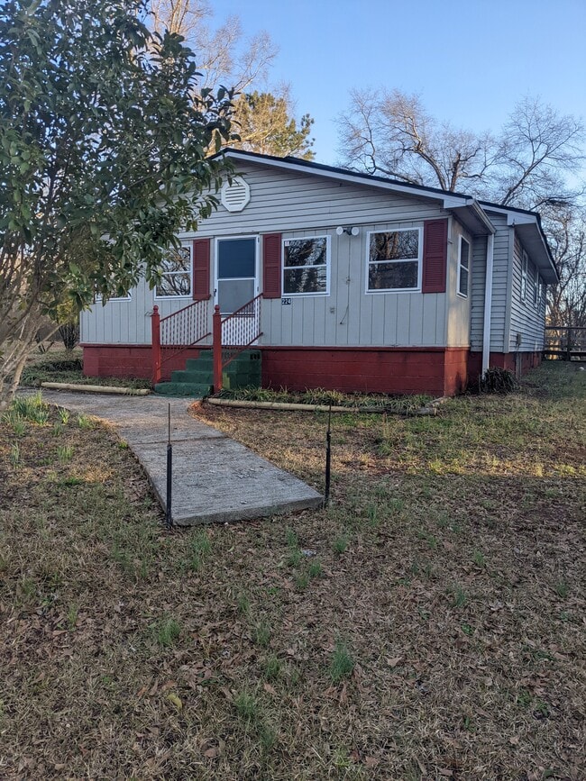 Front - 224 Liberty Dr