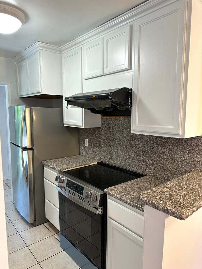 05 - Cocina - Hornilla + Refrigerador - 1831 Barry Ave