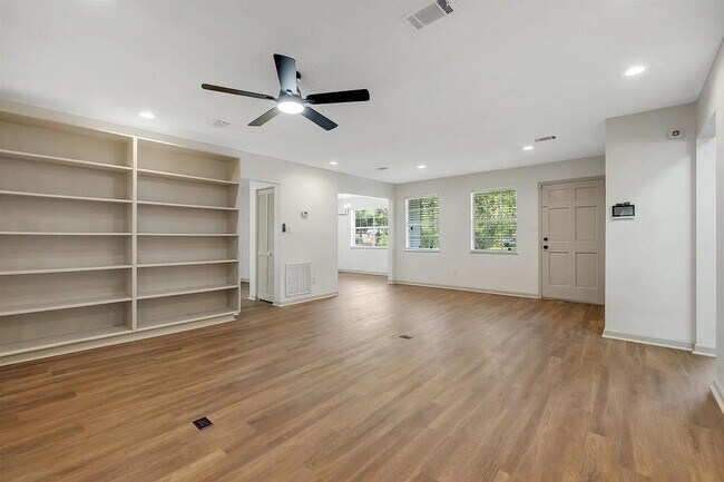 Building Photo - 1825 Sherwood Dr