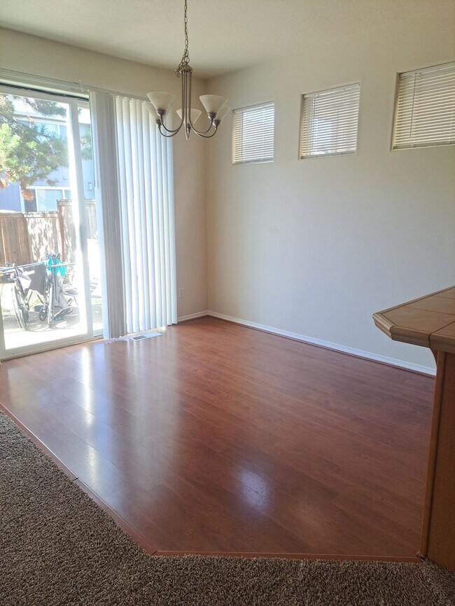 Foto del edificio - 3 Bedroom Home - Nice back yard -  no applications pending available now !