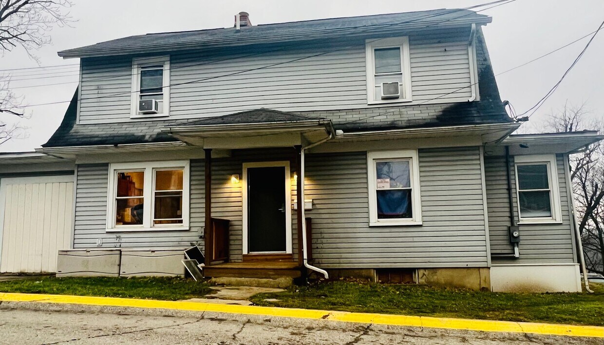 Primary Photo - Large House w/ Yard ~ Downtown ~ 5 Bedroom...