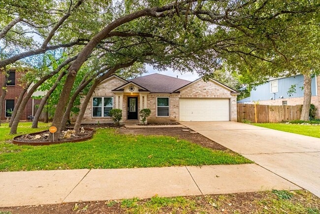 Building Photo - Amazing 4 bedrooms, 2 bathrooms home in Ce...