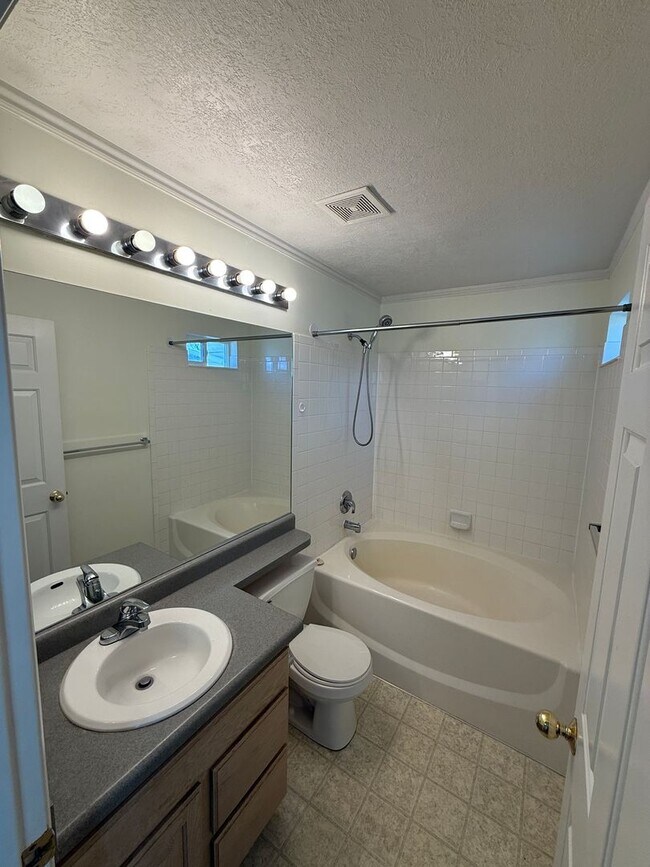 Foto del edificio - 5 Bedroom Home in Herriman; 2700 sq ft; Open Floor Plan