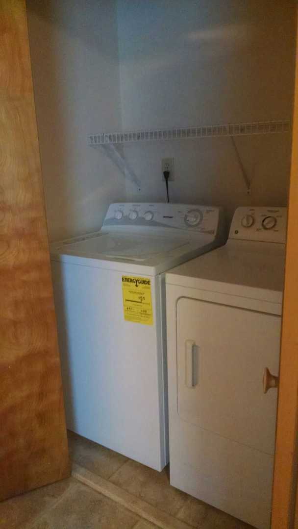 Foto del edificio - 3 Bedroom, Spacious Townhome- Available July 2026!