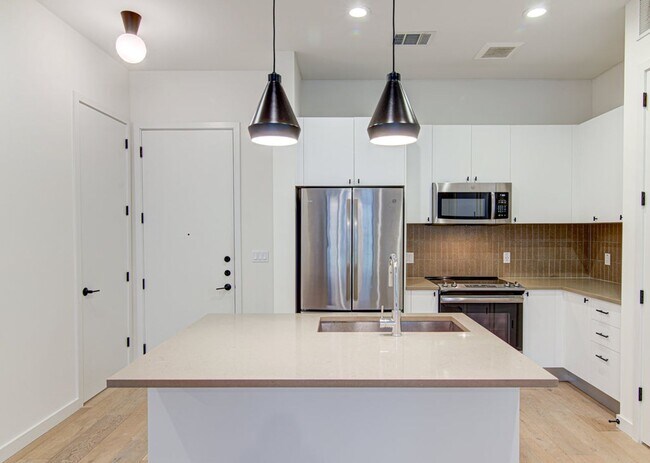 Building Photo - Downtown Living at the Tyndall - 2/2 Condo...
