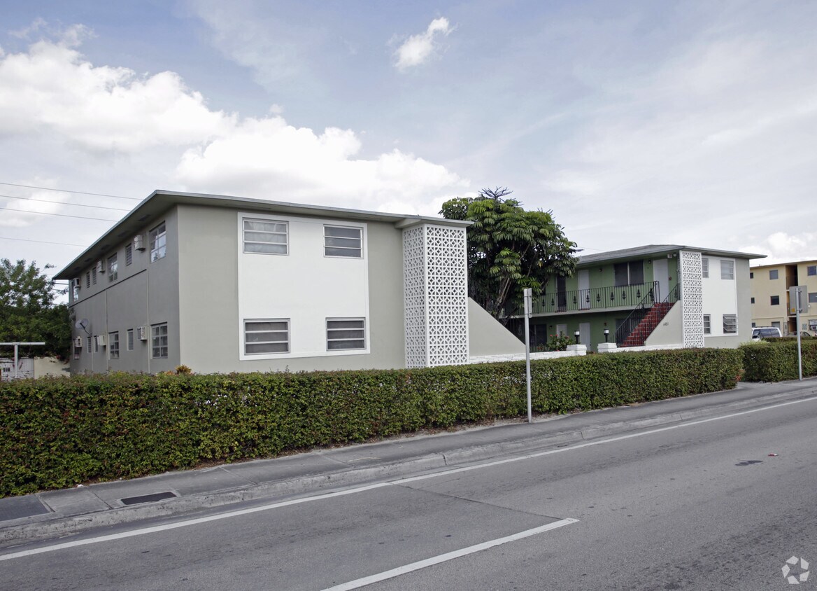Foto principal - 6451 W Flagler St