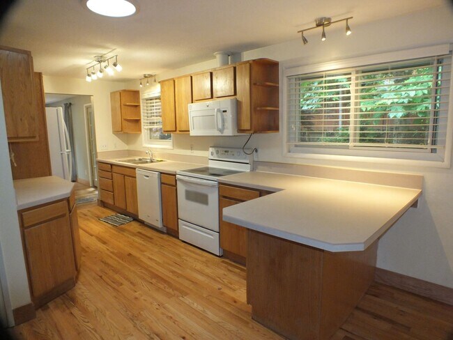 Building Photo - West Linn Classic