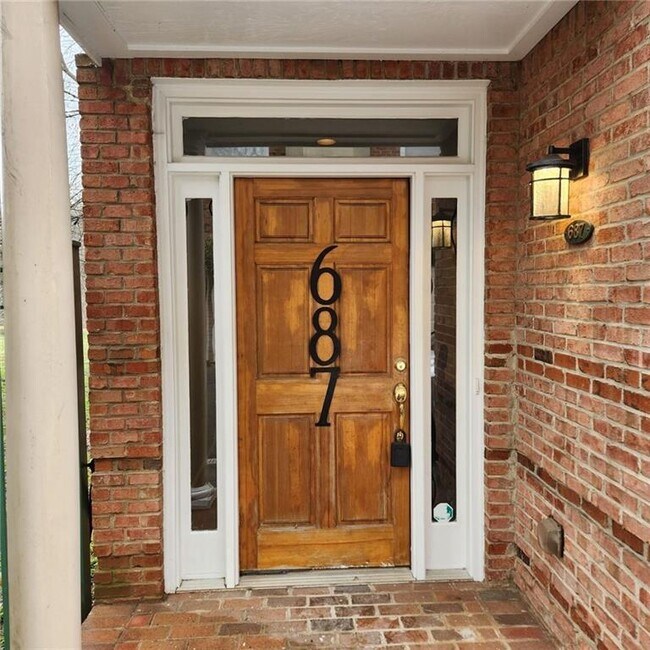 Foto del edificio - 687 Bonaventure Ave NE