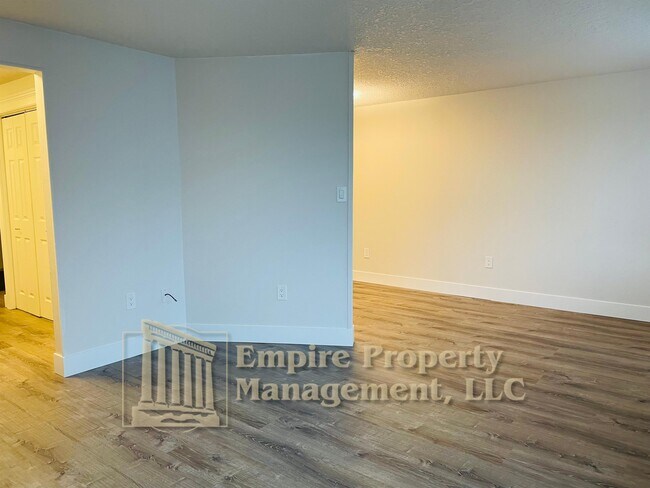 Foto del edificio - 561 Holbrook Ln