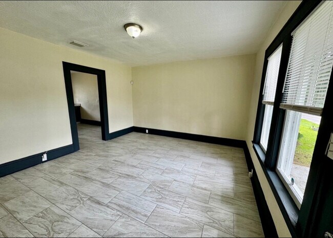 Building Photo - 2923 Rosselle St