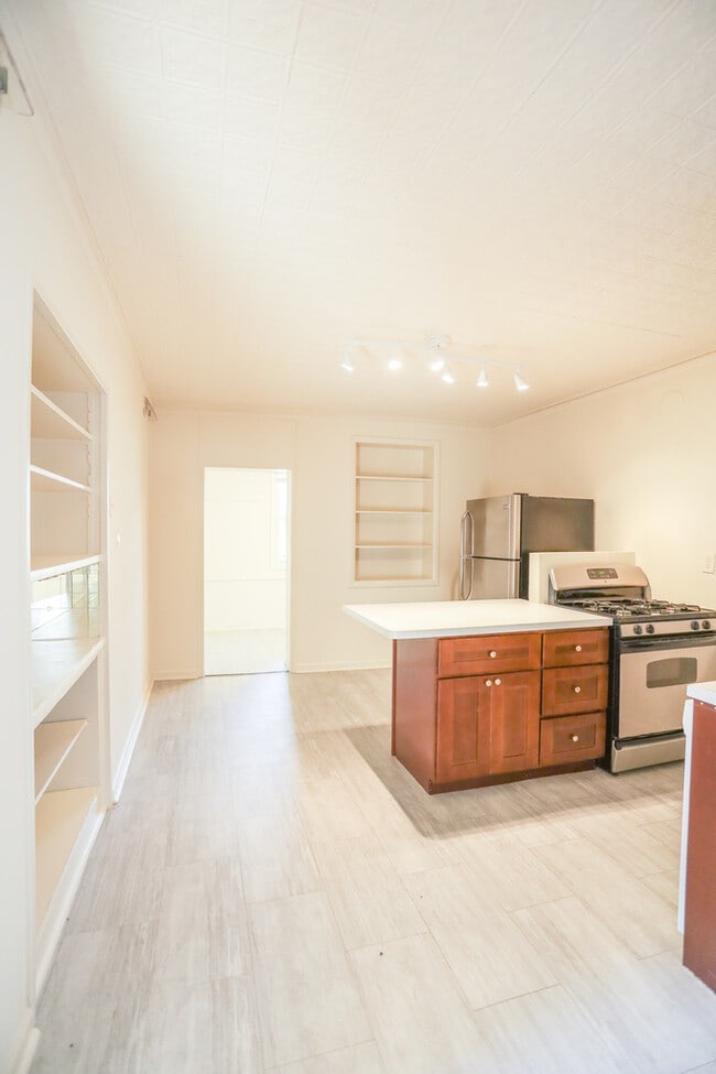 Building Photo - 2315 W School St