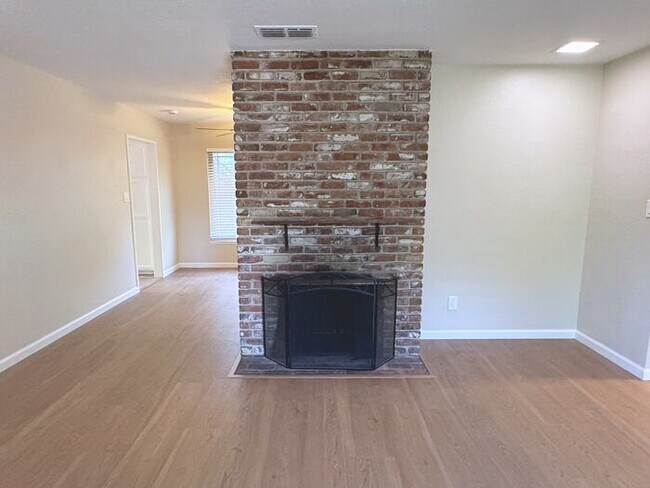 Foto del edificio - Cute 3 Bedroom Home Close to Shopping