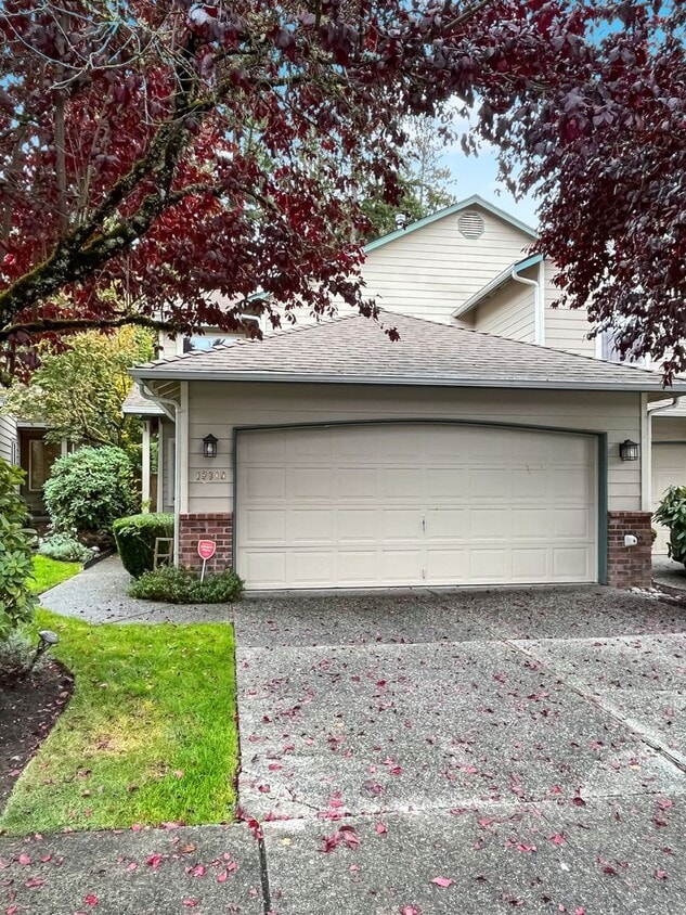 Foto principal - 3 bed/2bath Spacious Home with Soaring Cei...