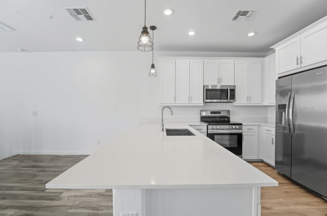 Building Photo - *Like Brand New Luxurious Modern 3 Bedroom 2 Bath Townhome in Warner Meadows!**