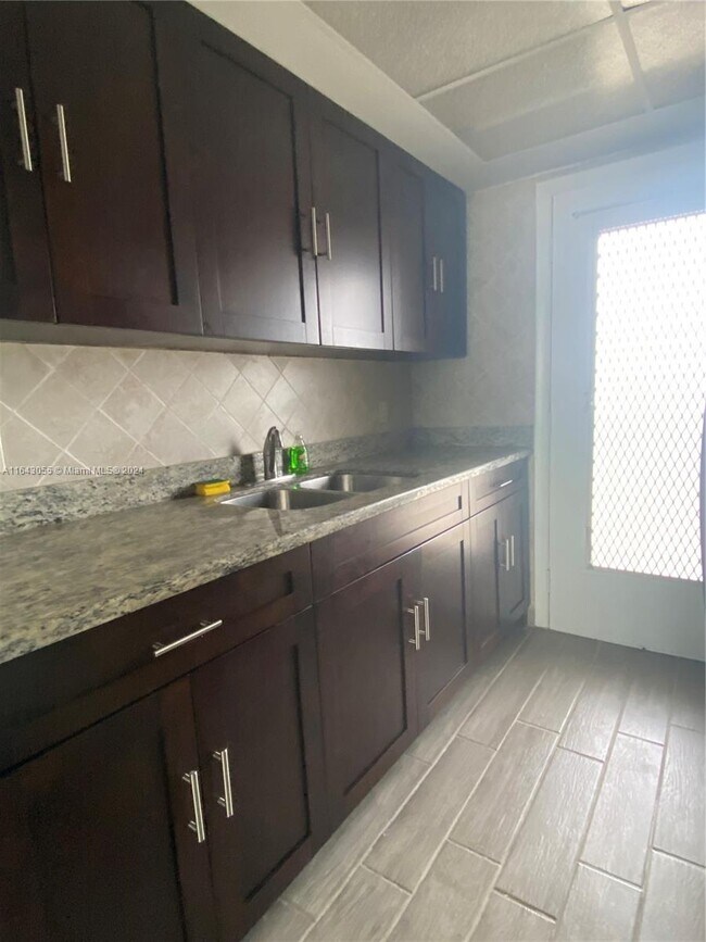 Foto del edificio - 1480 E Sample Rd