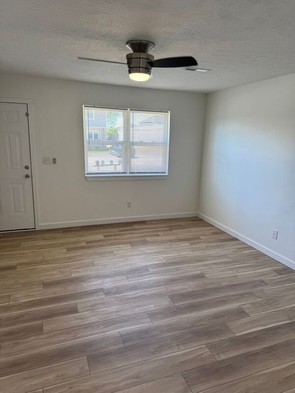 Foto del edificio - 623 E Bain St