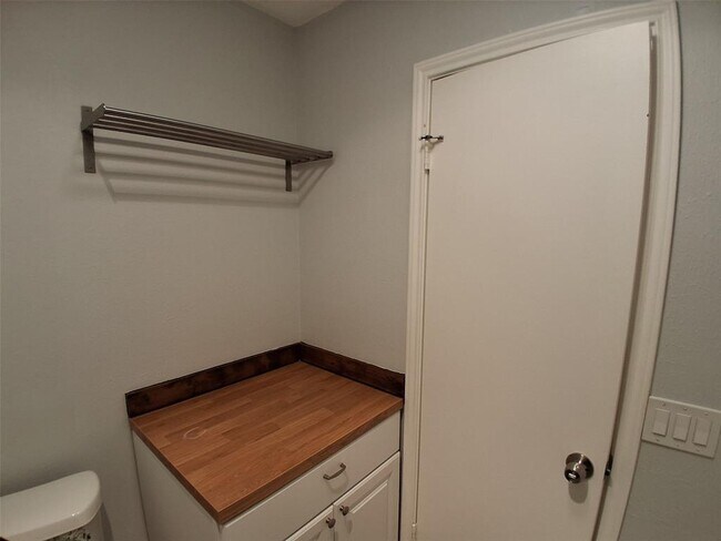 Foto del edificio - 618 Rollingway Dr