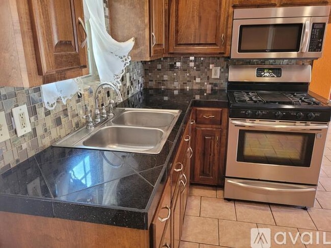 Building Photo - 1107 Devereaux St