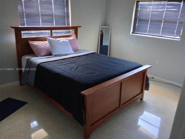 Building Photo - 368 Tihami Rd