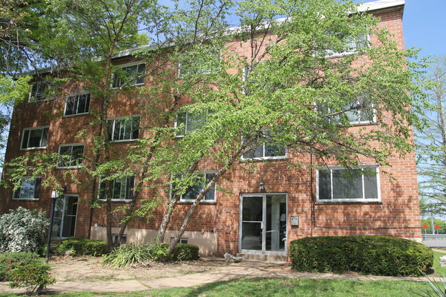 Building Photo - 3003 Laclede Station Rd