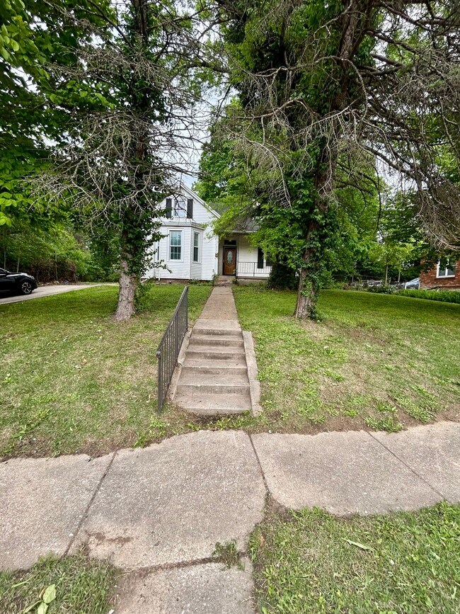 Foto del edificio - 8824 Huiskamp Ave