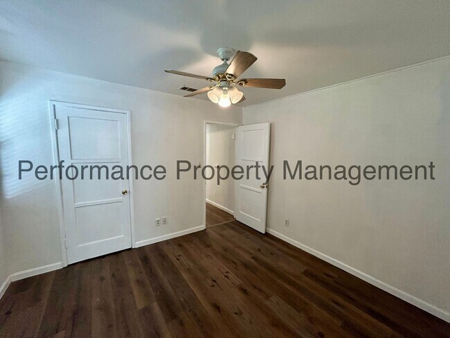 Foto del edificio - Cute 3 Bed/1 Bath SW Bakersfield Home w RB...