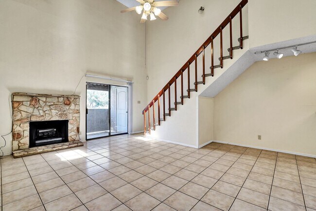 Foto del edificio - Stylish Two-Story Condo in the Heart of th...