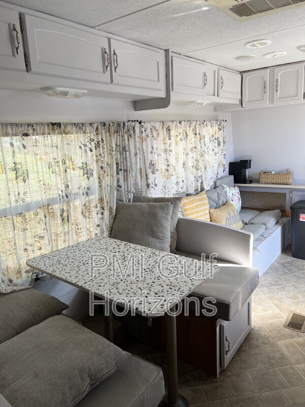 Foto del edificio - 738 Carondelay Dr
