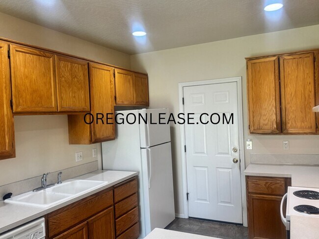 Foto del edificio - 3 bedroom North Eugene duplex home with full sized garage