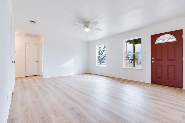 Foto del edificio - Updated 3 Bedroom Home For Lease!!
