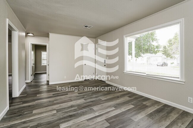 Building Photo - 1631 N Columbia Pl