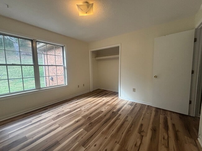 Building Photo - 105 Lovely Mt Dr